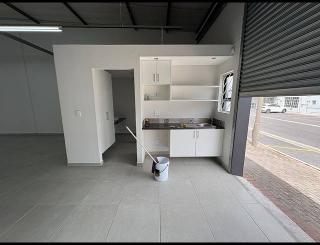 200M² RETAIL TO LET IN GANTS PLAZA